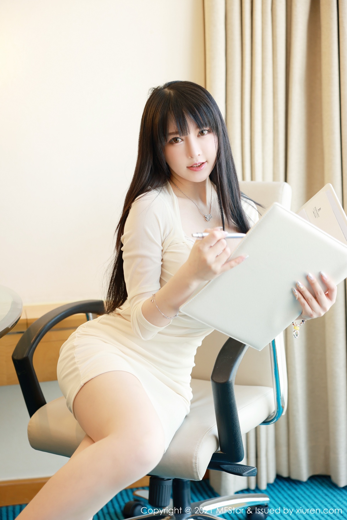 模范学院 [MFStar] 2021.03.22 VOL.472 玉兔miki 秀人套图 第4张