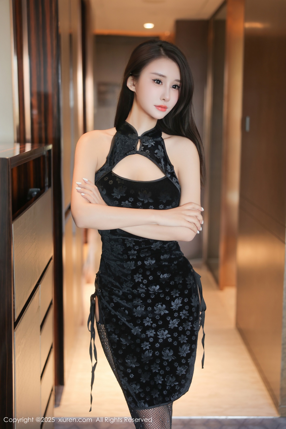 秀人 [XIUREN] 2025.03.10 艺艺yiyi 秀人套图 第2张