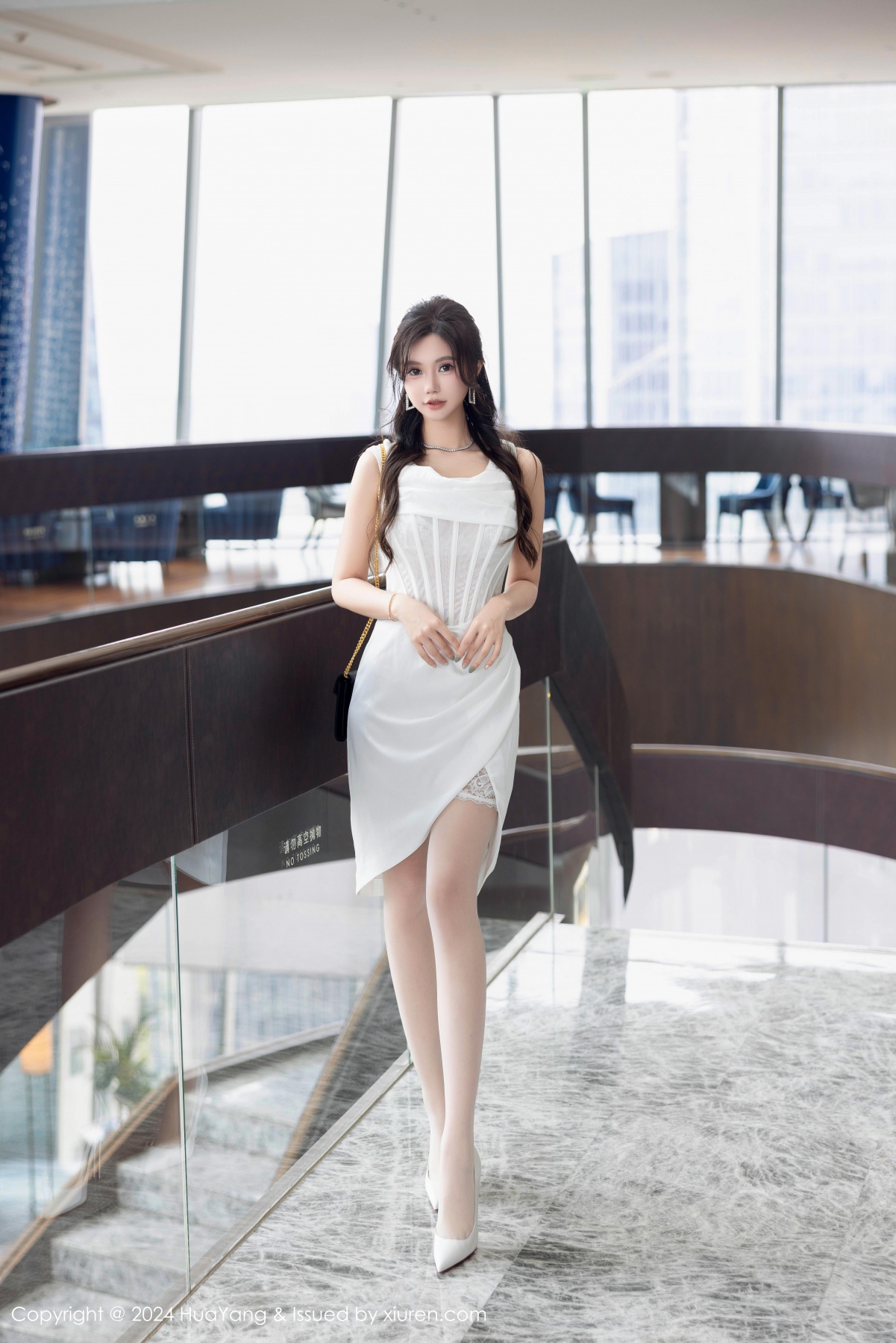 花漾show [HuaYang] 2024.10.12 VOL.612 绮里嘉ula 秀人套图 第2张